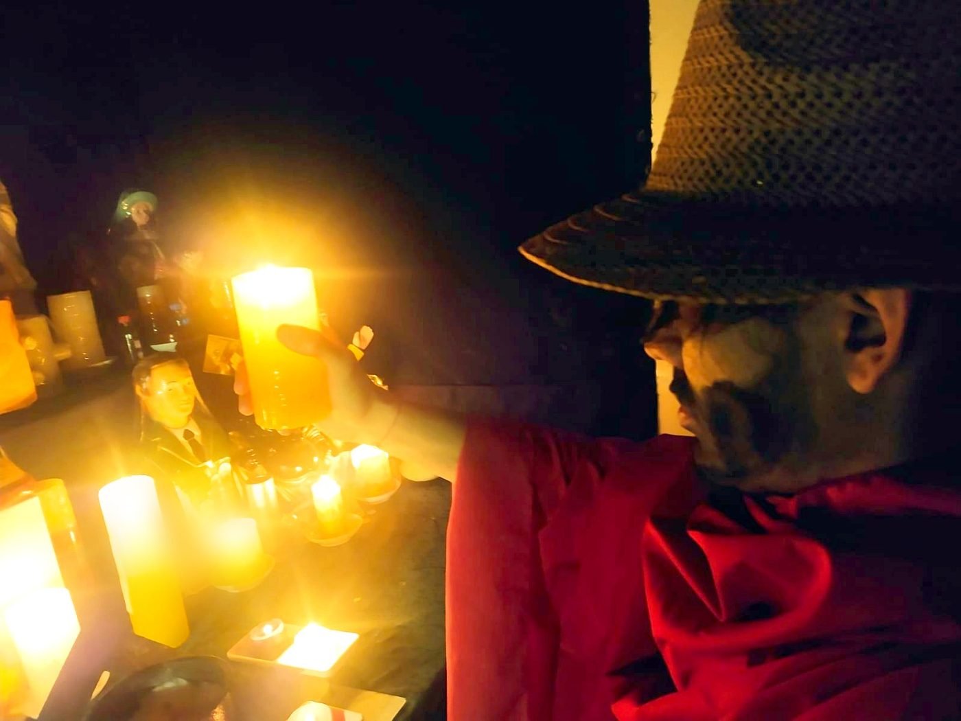 Maestro Don Thomas Montes realizando un trabajo espiritual en su altar