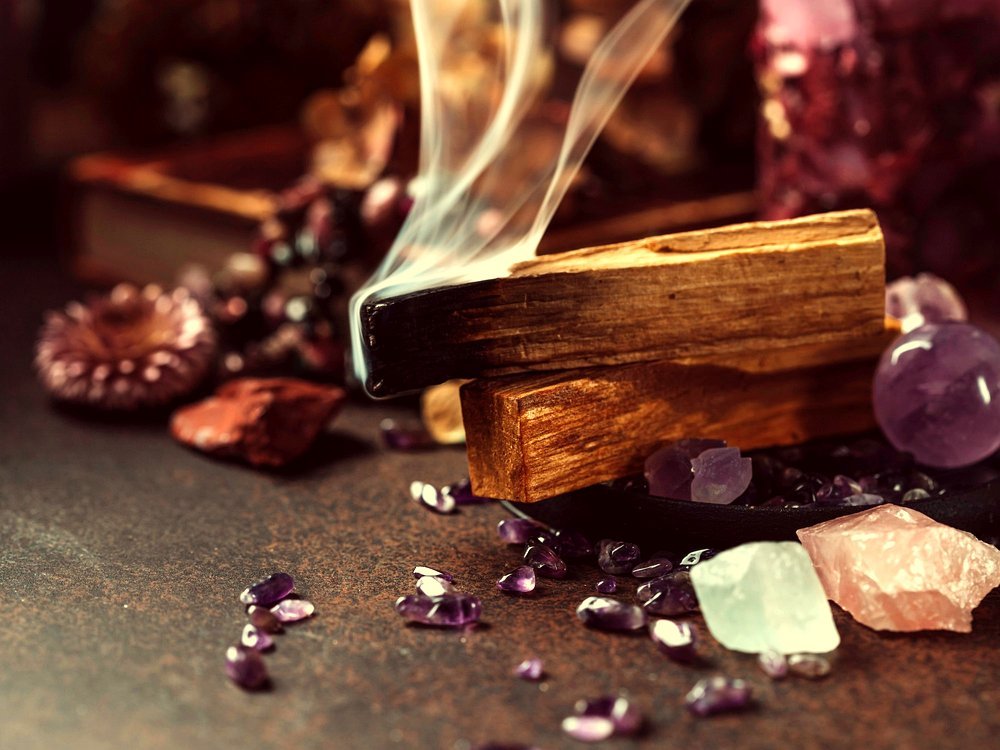 Limpieza Espiritual - sahumerio con palo santo y cristales